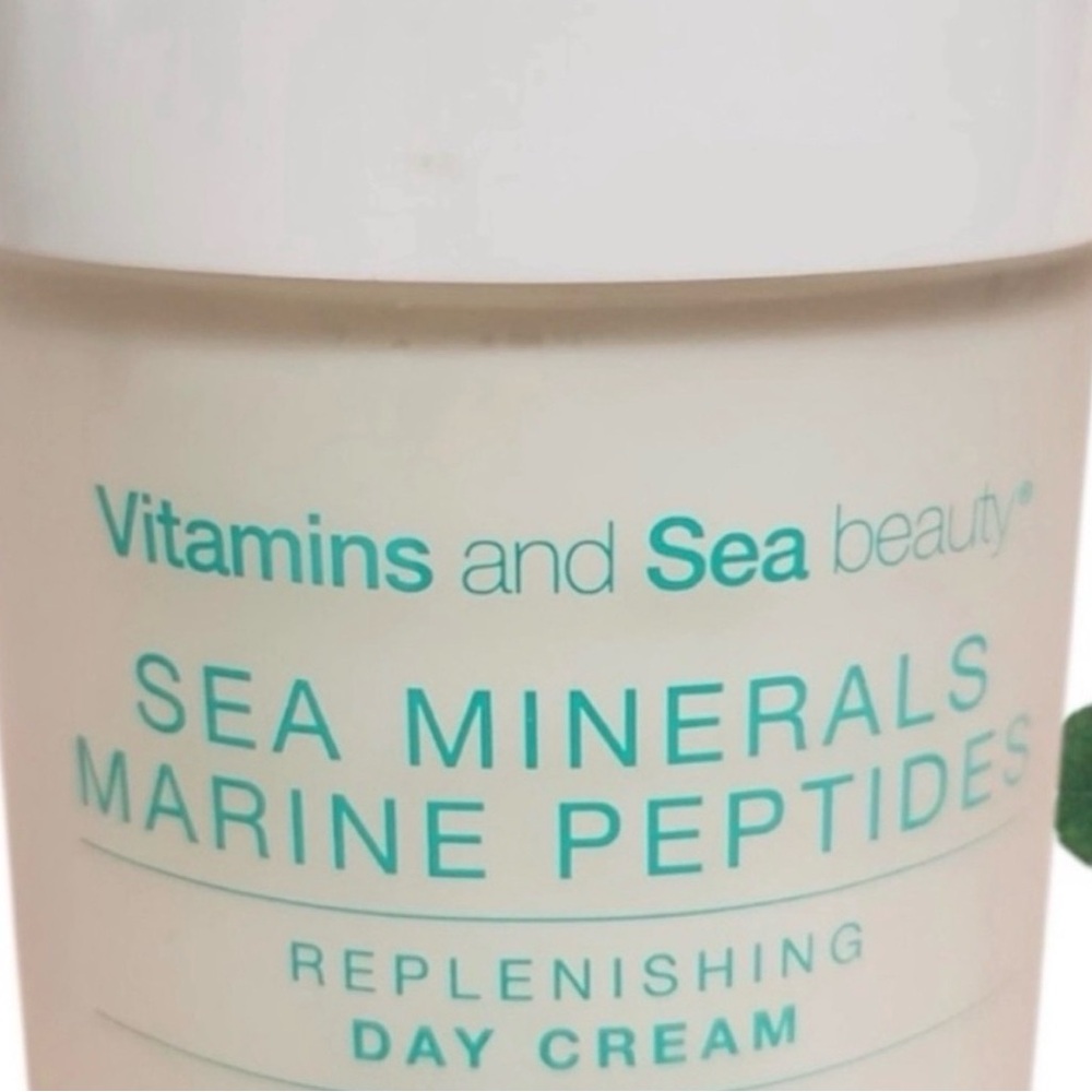 Vitamin and Sea beauty Replenishing Day Cream - White